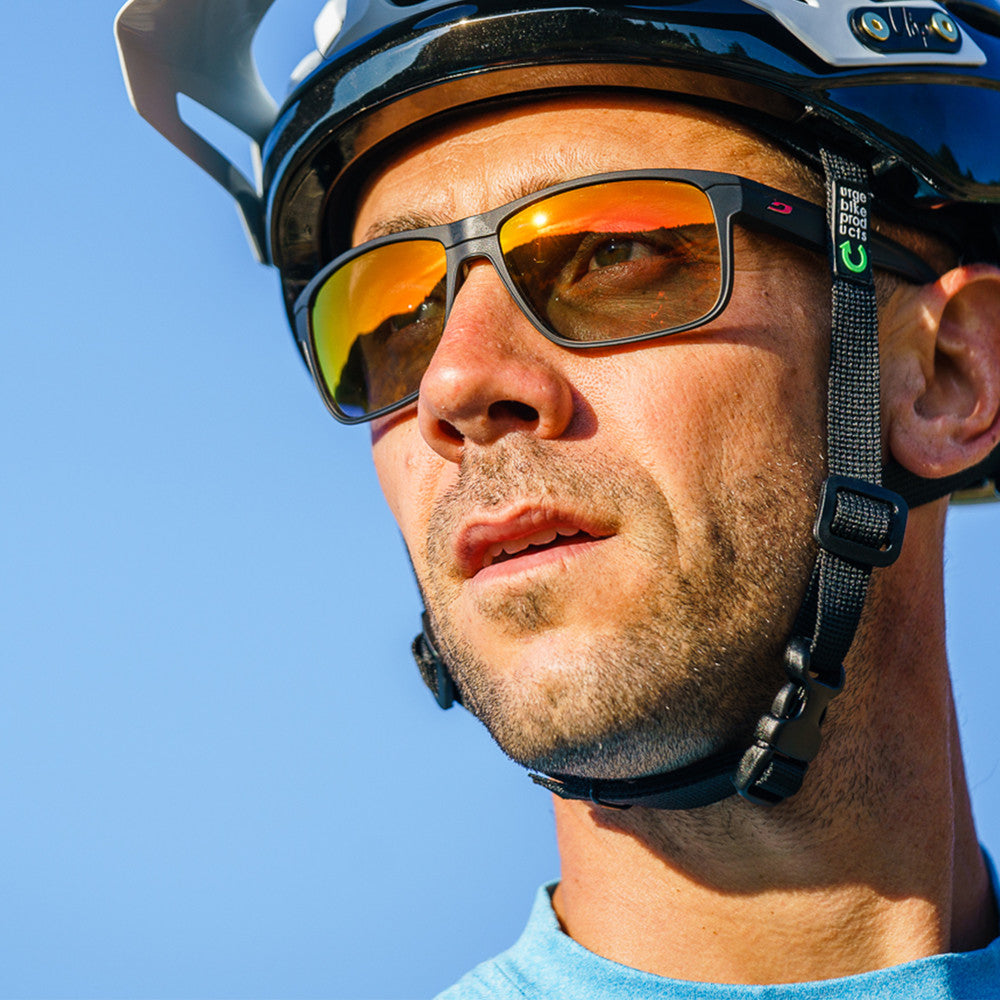 Julbo Renegade Sportbrille – Schwarz / Rot – REACTIV 1-3 Light Amplifier – Seitenansicht