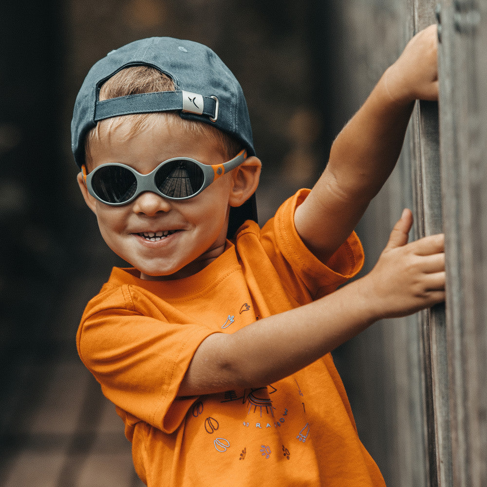 Julbo Loop L Kindersonnenbrille – Dunkelgrau / Orange – Spectron 4 – Detailansicht
