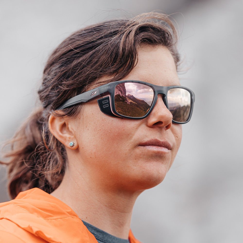 Julbo Shield M Sportbrille – Grau / Rosa – Spectron 3 – Detailansicht