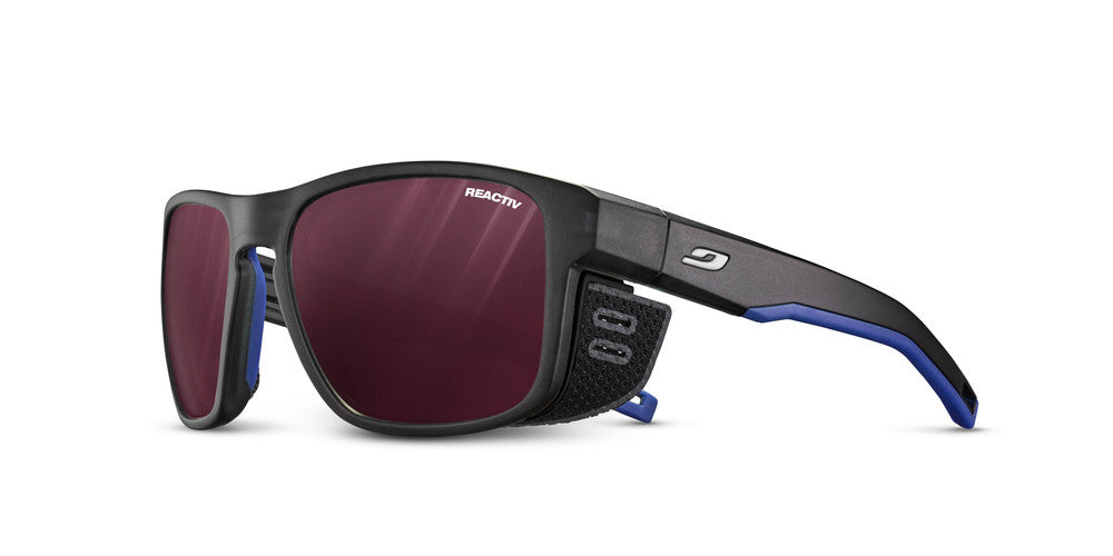 Julbo Shield M Sportbrille – Schwarz / Blau / Weiß – REACTIV 0-4 High Contrast – Frontansicht