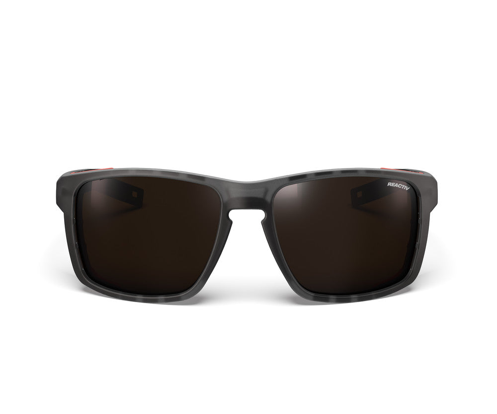 Julbo Shield M Sportbrille – Schwarz / Orange – REACTIV 2-4 Polarized – Seitenansicht
