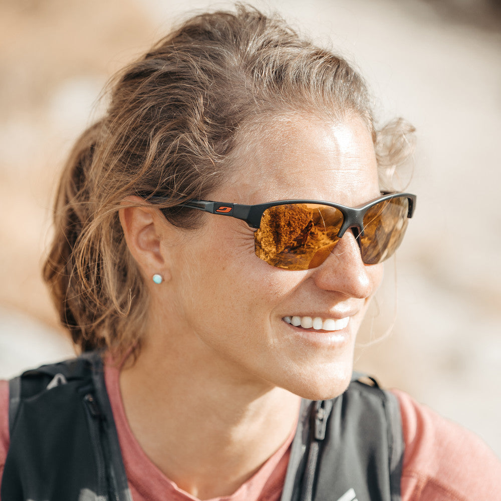 Julbo Split Sportbrille – Schwarz / Rot – REACTIV 1-3 Light Amplifier – Seitenansicht