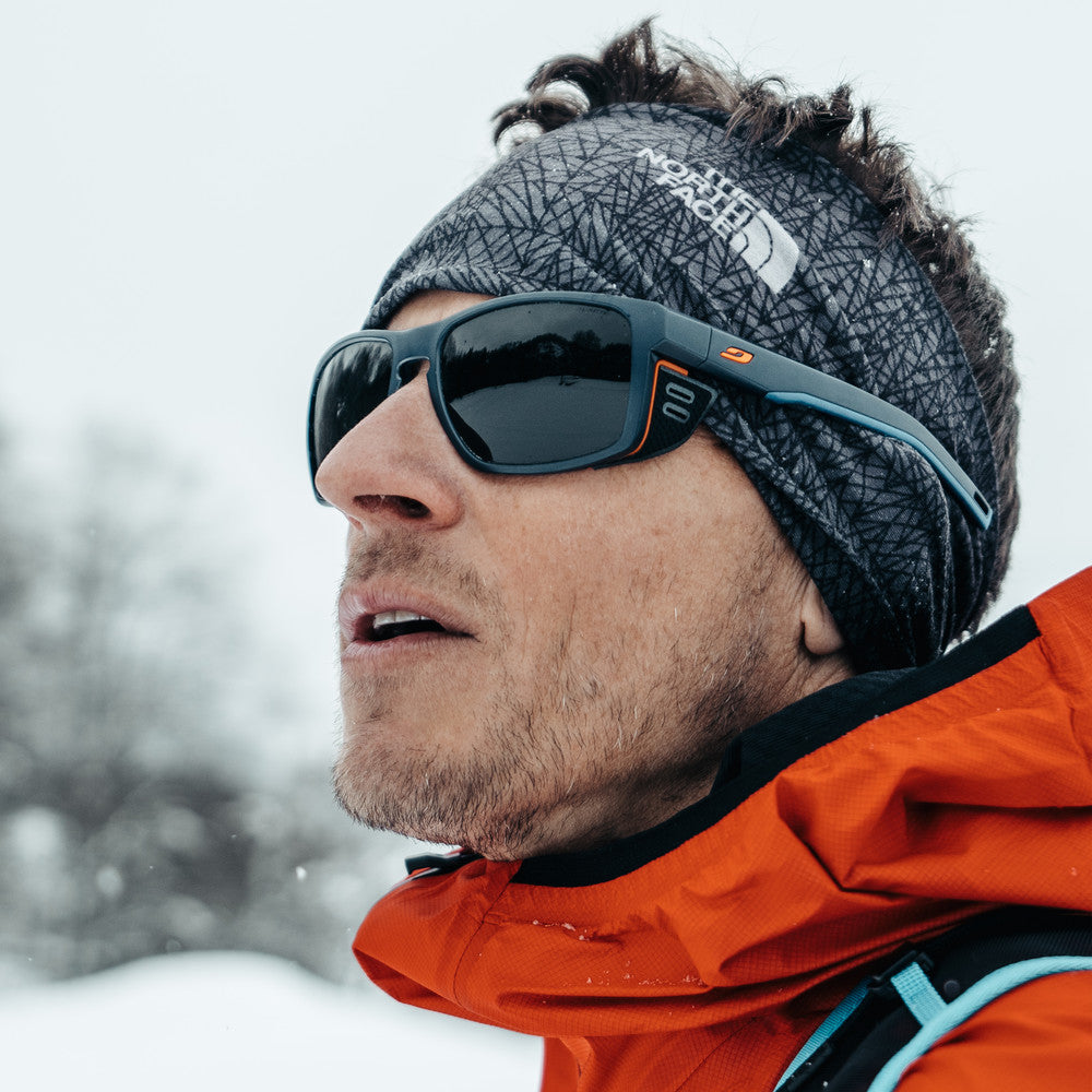 Julbo Shield Sportbrille – Dunkelblau / Orange – REACTIV 2-4 Polarized – Seitenansicht