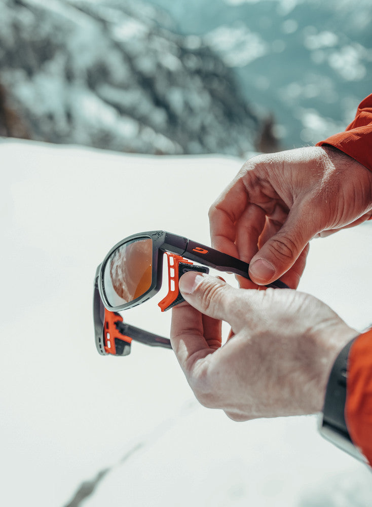 Julbo Shield Sportbrille – Schwarz / Orange – Alti Arc 4 – Seitenansicht