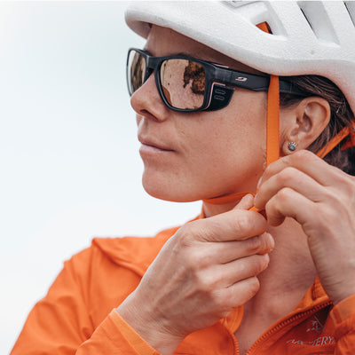 Julbo Shield M Sportbrille – Grau / Rosa – Spectron 3 – Seitenansicht