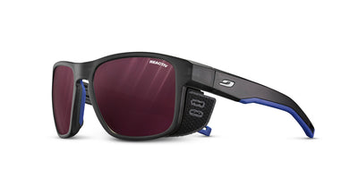 Julbo Shield M Sportbrille – Schwarz / Blau / Weiß – REACTIV 0-4 High Contrast – Frontansicht