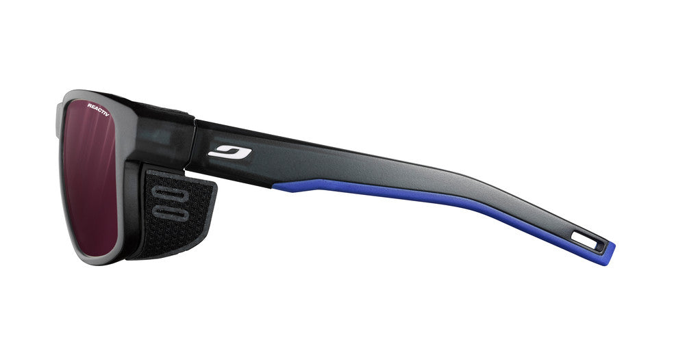 Julbo Shield M Sportbrille – Schwarz / Blau / Weiß – REACTIV 0-4 High Contrast – Seitenansicht