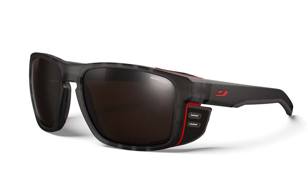 Julbo Shield M Sportbrille – Schwarz / Orange – REACTIV 2-4 Polarized – Frontansicht