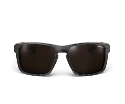 Julbo Shield M Sportbrille – Schwarz / Orange – REACTIV 2-4 Polarized – Seitenansicht
