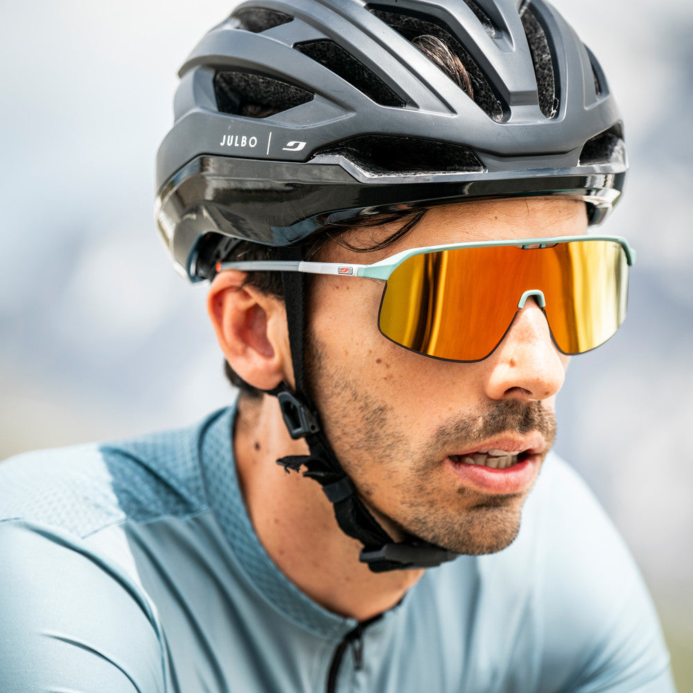 Julbo Density Sportbrille – Olivgrün / Grau – REACTIV 1-3 Light Amplifier – Seitenansicht