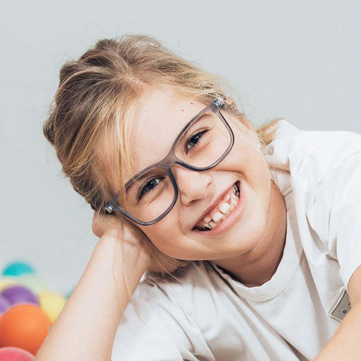 gloryfy GX Kids Harry smoke grey Kinderbrille – Tragebild Damen